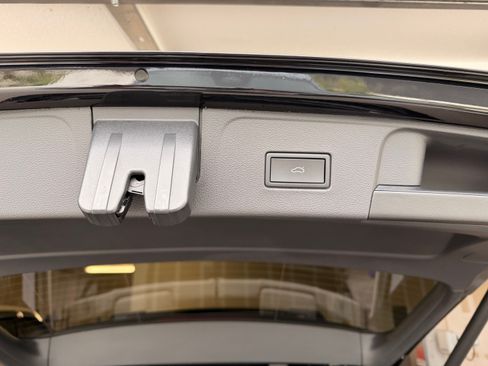 Used 2023 Volkswagen Atlas SEL Premium image 11