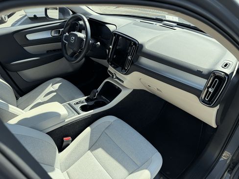 Used 2020 Volvo XC40 T5 Momentum w/ Premium Package image 13