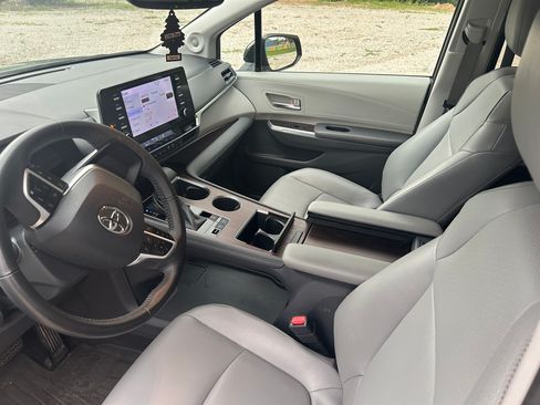 Used 2022 Toyota Sienna XLE w/ XLE Plus Package FWD image 9