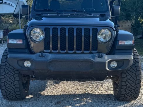 Used 2021 Jeep Gladiator Sport image 11