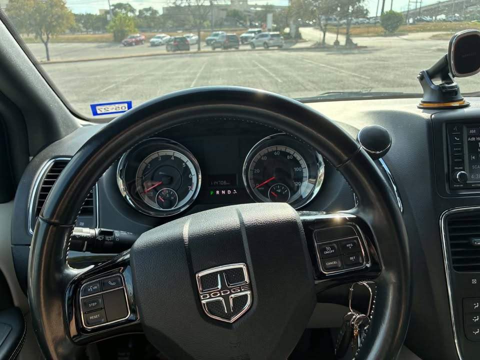 Used 2019 Dodge Grand Caravan SXT FWD image 11