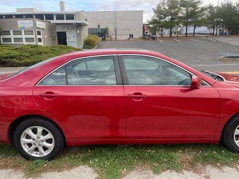 Used 2011 Toyota Camry LE image 4