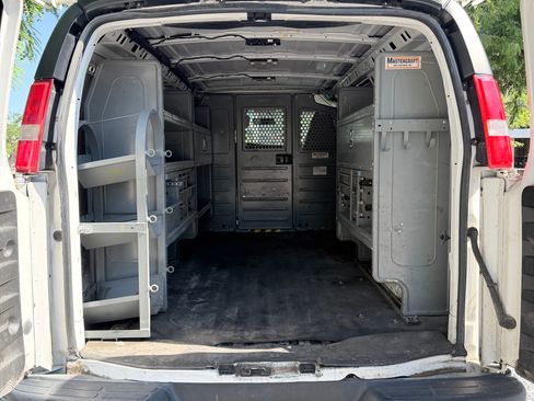 Used 2018 GMC Savana 3500 w/ Driver Convenience Package RWD image 4