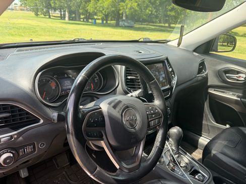 Used 2019 Jeep Cherokee Limited FWD image 15