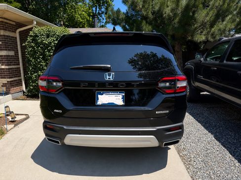 Used 2025 Honda Pilot Touring image 4