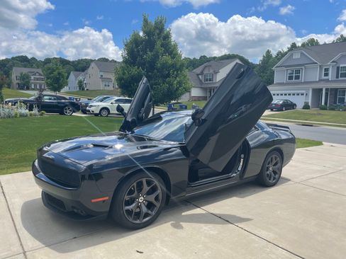 Used 2018 Dodge Challenger R/T image 1