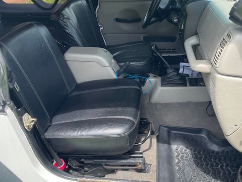 Used 2004 Jeep Wrangler X w/ Convenience Group AWD/4WD image 10
