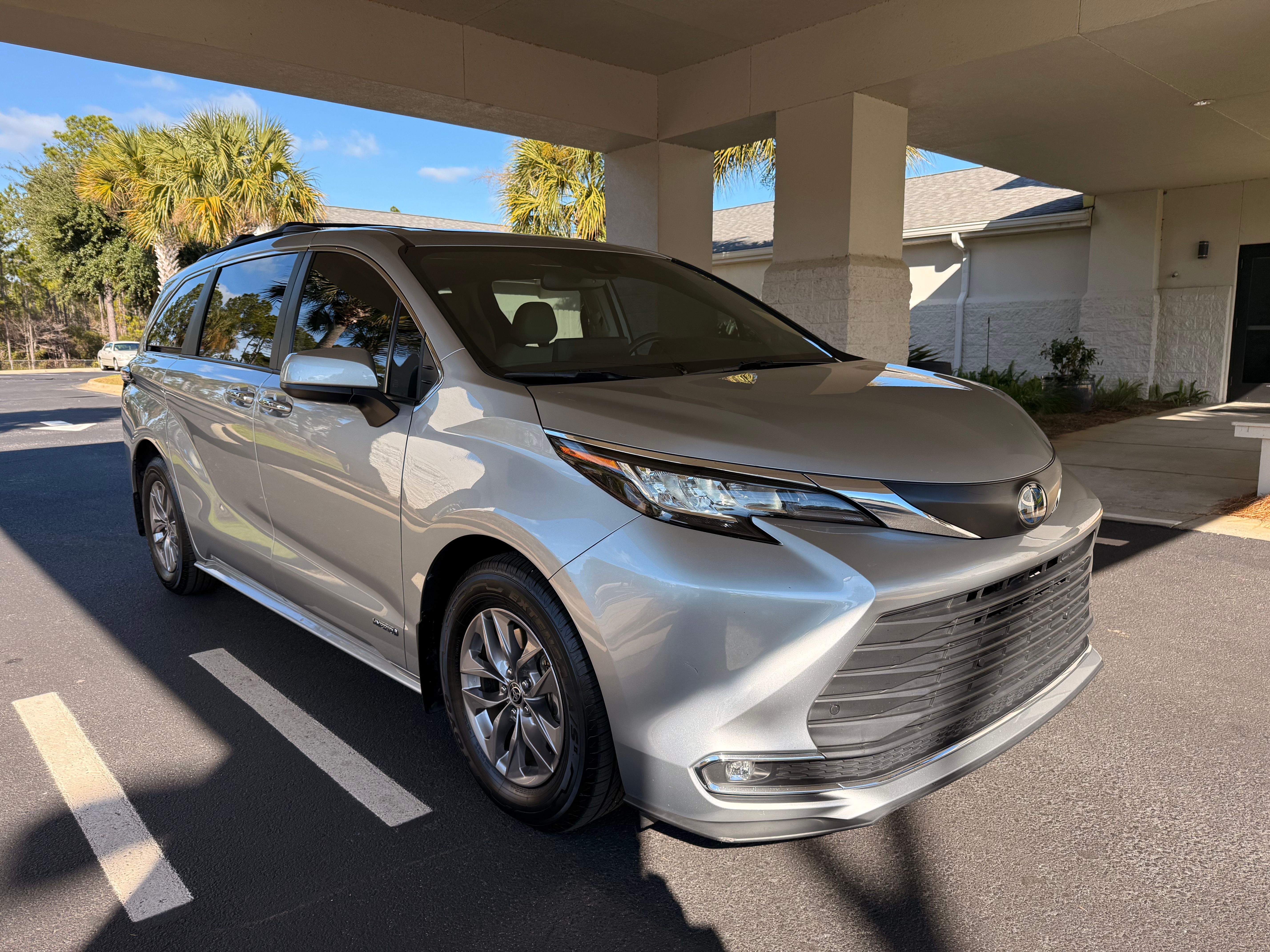 Used 2021 Toyota Sienna XLE w/ XLE Plus Package FWD image 14