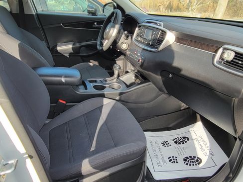 Used 2016 Kia Sorento LX image 12