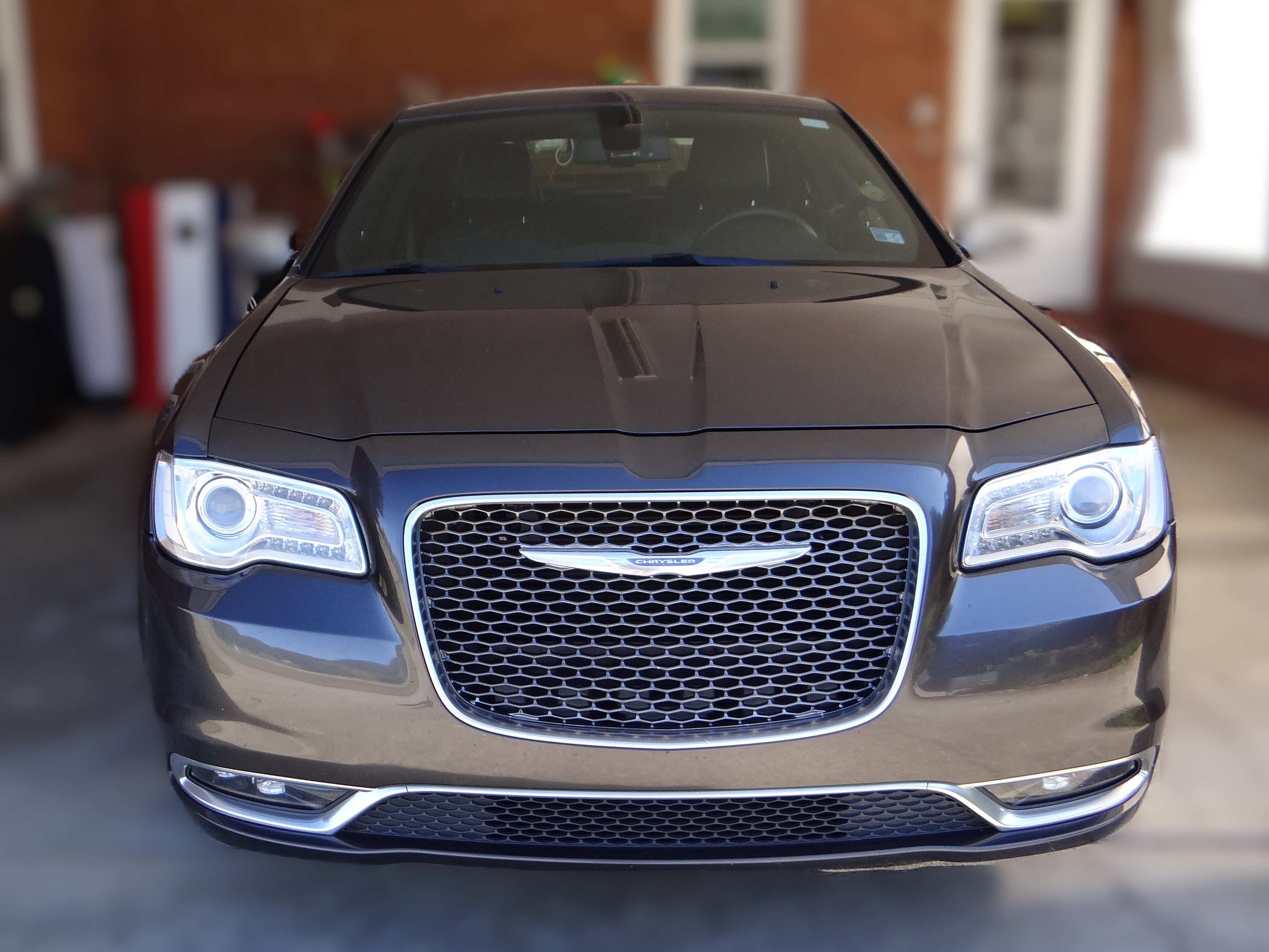 Used 2018 Chrysler 300 C RWD image 2