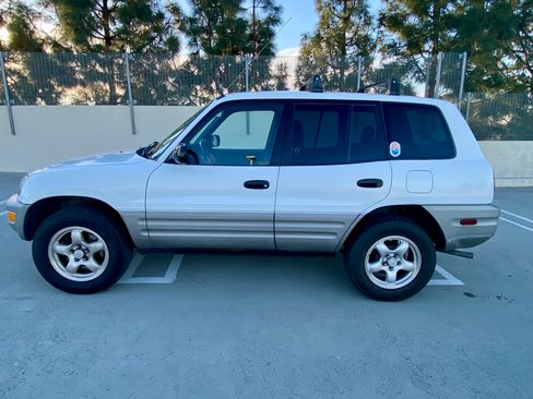 Used 1998 Toyota RAV4 2WD 4-Door image 9
