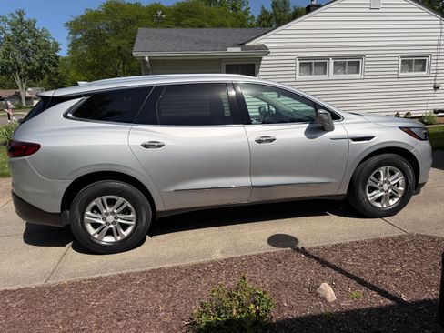 Used 2019 Buick Enclave Essence FWD image 1