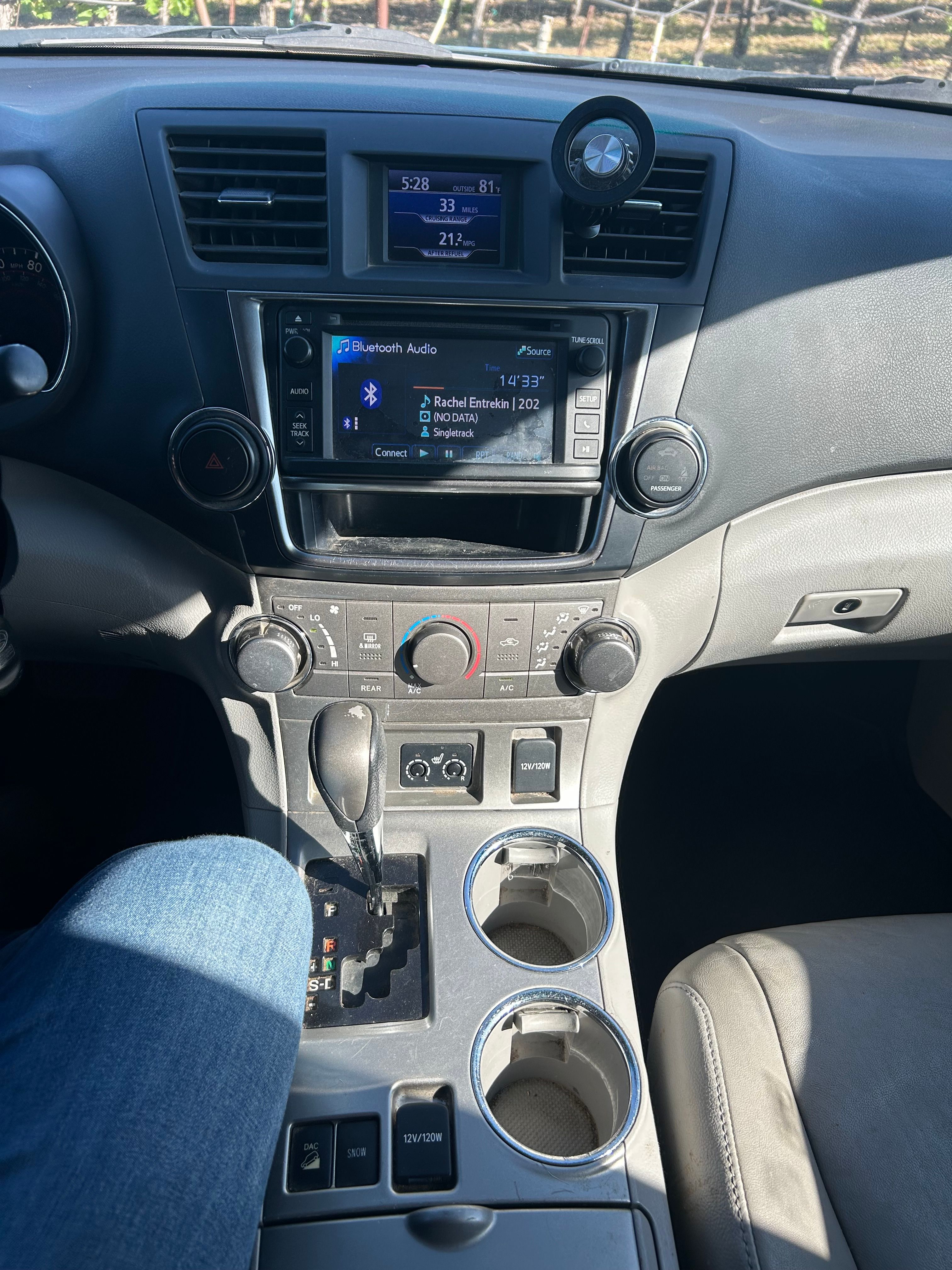 Used 2013 Toyota Highlander SE AWD/4WD image 2