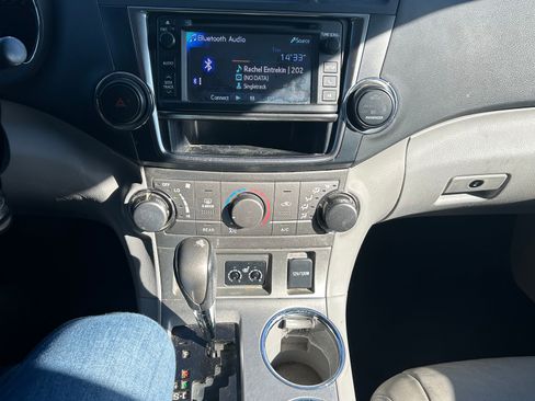 Used 2013 Toyota Highlander SE AWD/4WD image 2