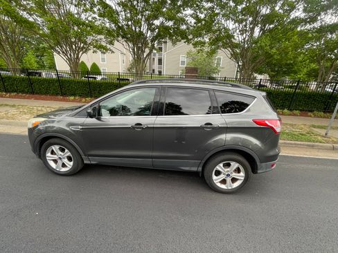 Used 2015 Ford Escape SE w/ Equipment Group 201A FWD image 2
