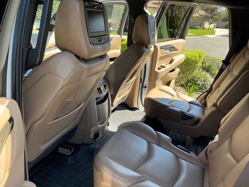 Used 2019 Cadillac Escalade Platinum image 13