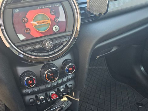 Used 2019 MINI Cooper 2-Door Hardtop image 9