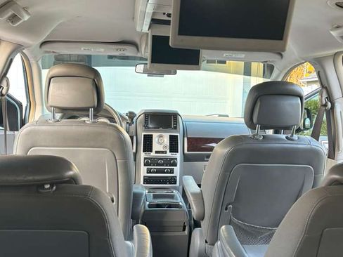Used 2010 Chrysler Town & Country Touring image 17