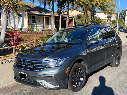 Used 2023 Volkswagen Tiguan SE image 2