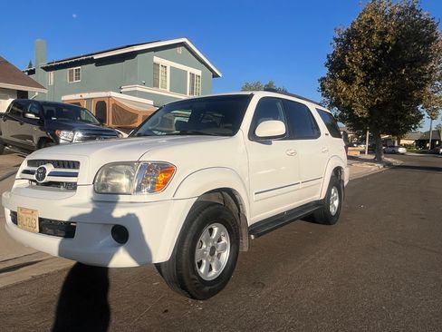 Used 2005 Toyota Sequoia SR5 w/ Convenience Pkg RWD image 9