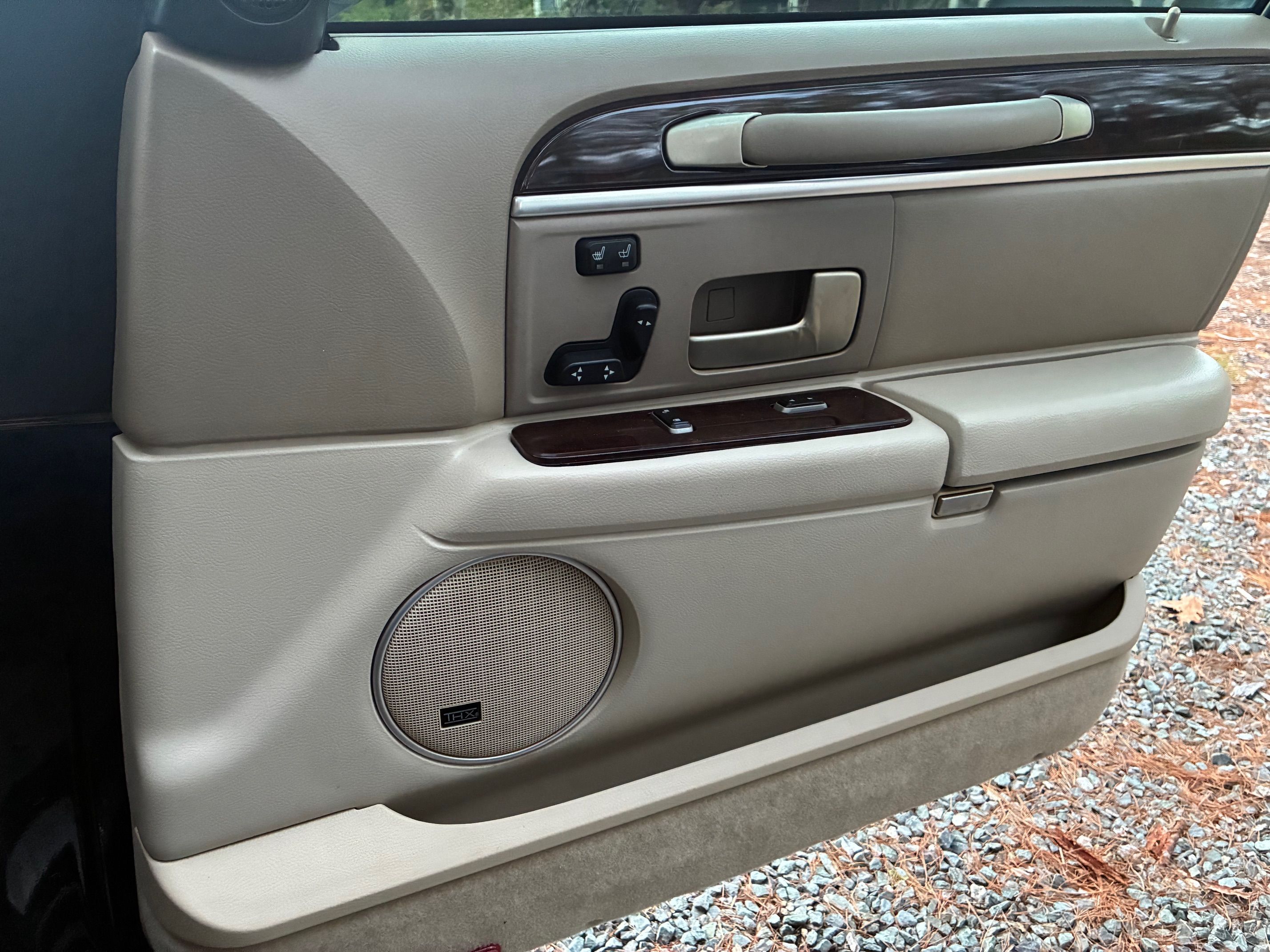 Used 2006 Lincoln Town Car Designer Series RWD image 14