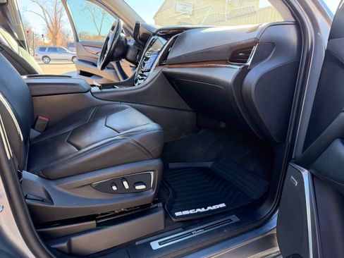 Used 2018 Cadillac Escalade Luxury image 14
