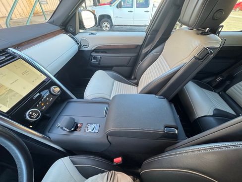 Used 2023 Land Rover Discovery Metropolitan Edition AWD/4WD image 26