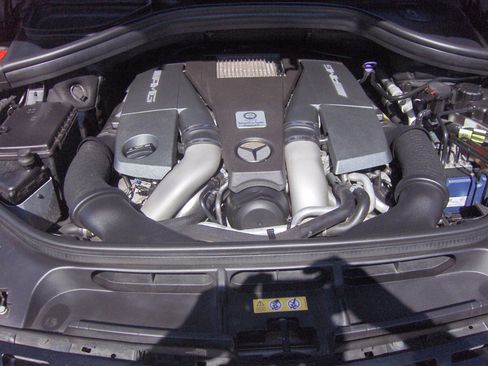 Used 2015 Mercedes-Benz ML 63 AMG 4MATIC w/ Driver Assistance Package image 6