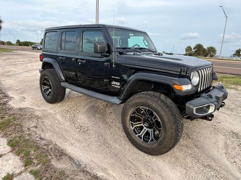 Used 2019 Jeep Wrangler Unlimited Sahara AWD/4WD image 12