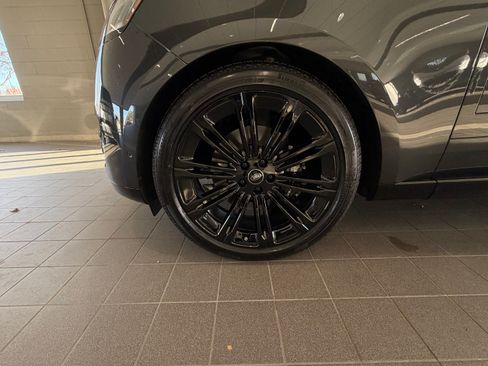 Used 2025 Land Rover Range Rover Long Wheelbase SE image 18