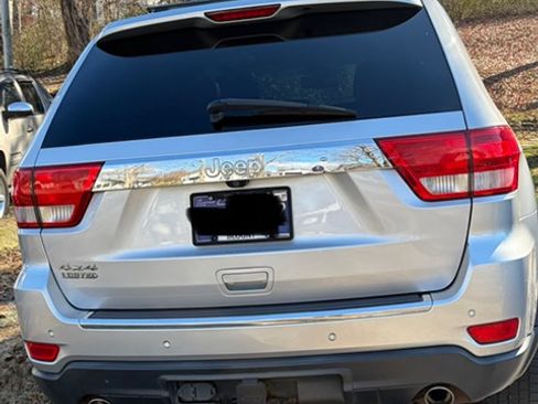 Used 2011 Jeep Grand Cherokee Limited w/ Trailer Tow Group IV image 11