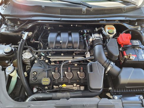 Used 2016 Ford Taurus SE image 2