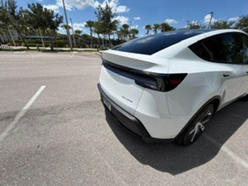 Used 2026 Tesla Model Y AWD image 24