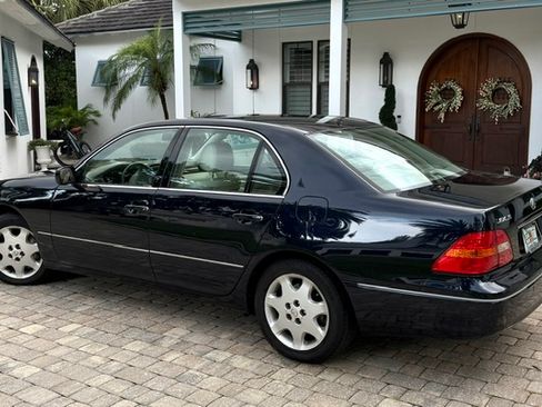 Used 2001 Lexus LS 430 w/ Ultra Luxury Pkg RWD image 2
