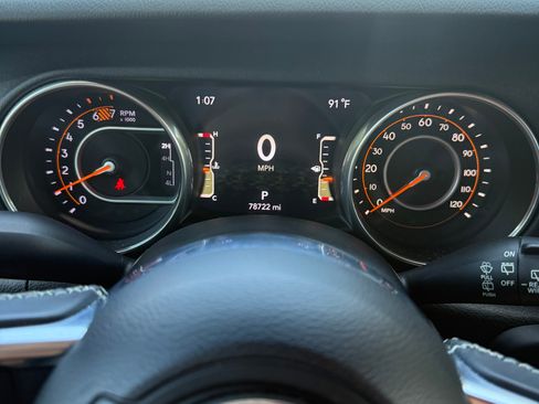 Used 2018 Jeep Wrangler Unlimited Sahara AWD/4WD image 6