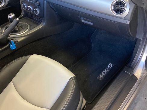 Used 2010 MAZDA MX-5 Miata Grand Touring w/ Premium Pkg RWD image 13