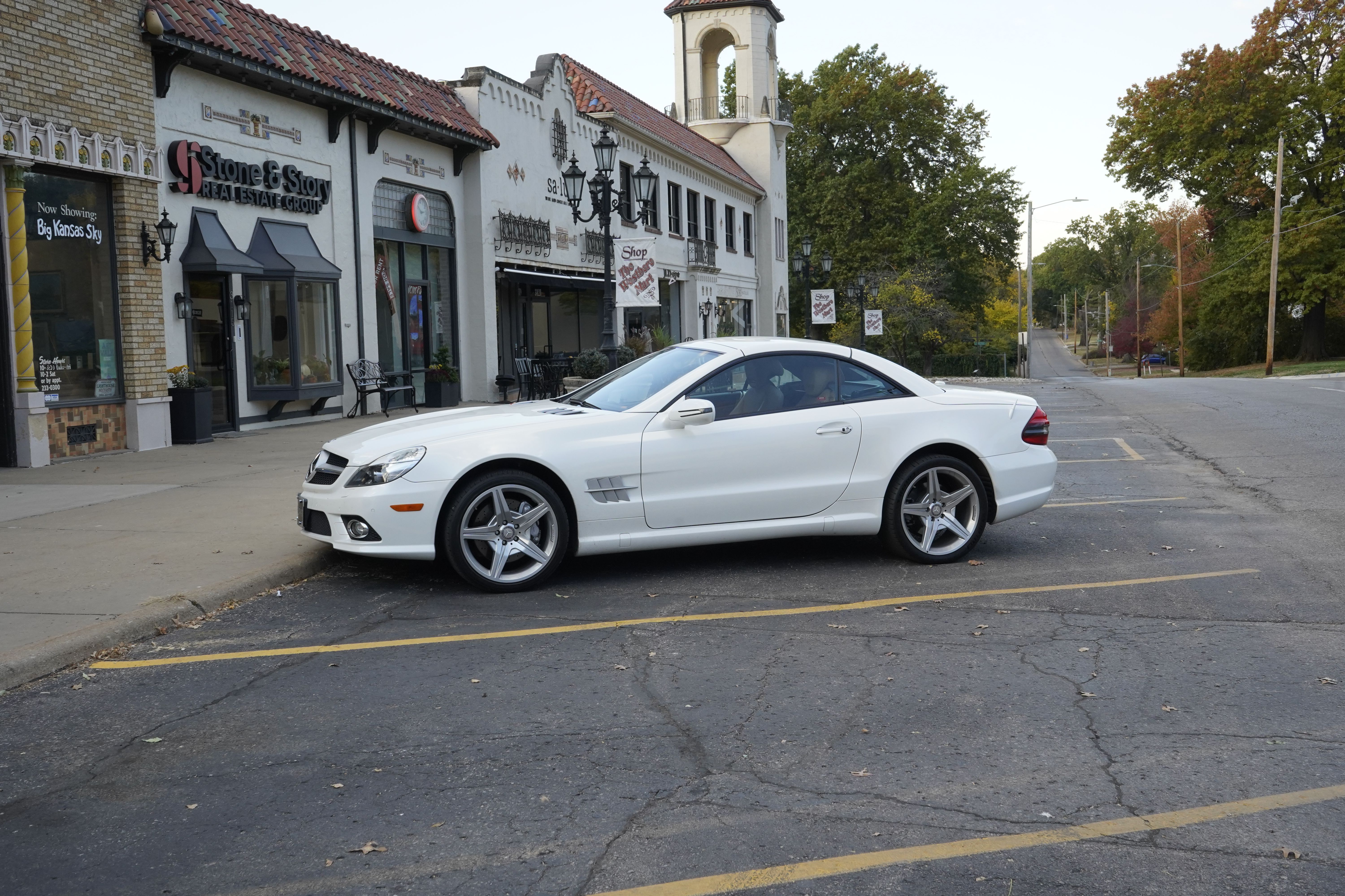 Used 2011 Mercedes-Benz SL 550 image 2
