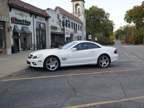 Used 2011 Mercedes-Benz SL 550 image 2