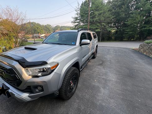 Used 2018 Toyota Tacoma TRD Sport AWD/4WD image 6