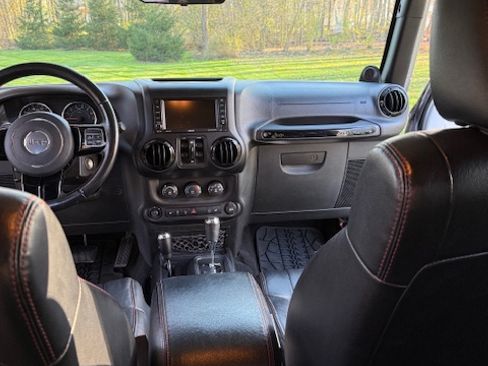 Used 2012 Jeep Wrangler Unlimited Sahara image 9