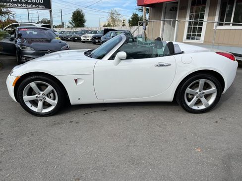 Used 2006 Pontiac Solstice Convertible image 2