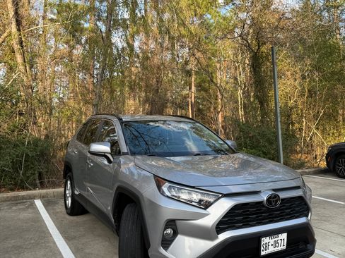 Used 2020 Toyota RAV4 XLE image 2