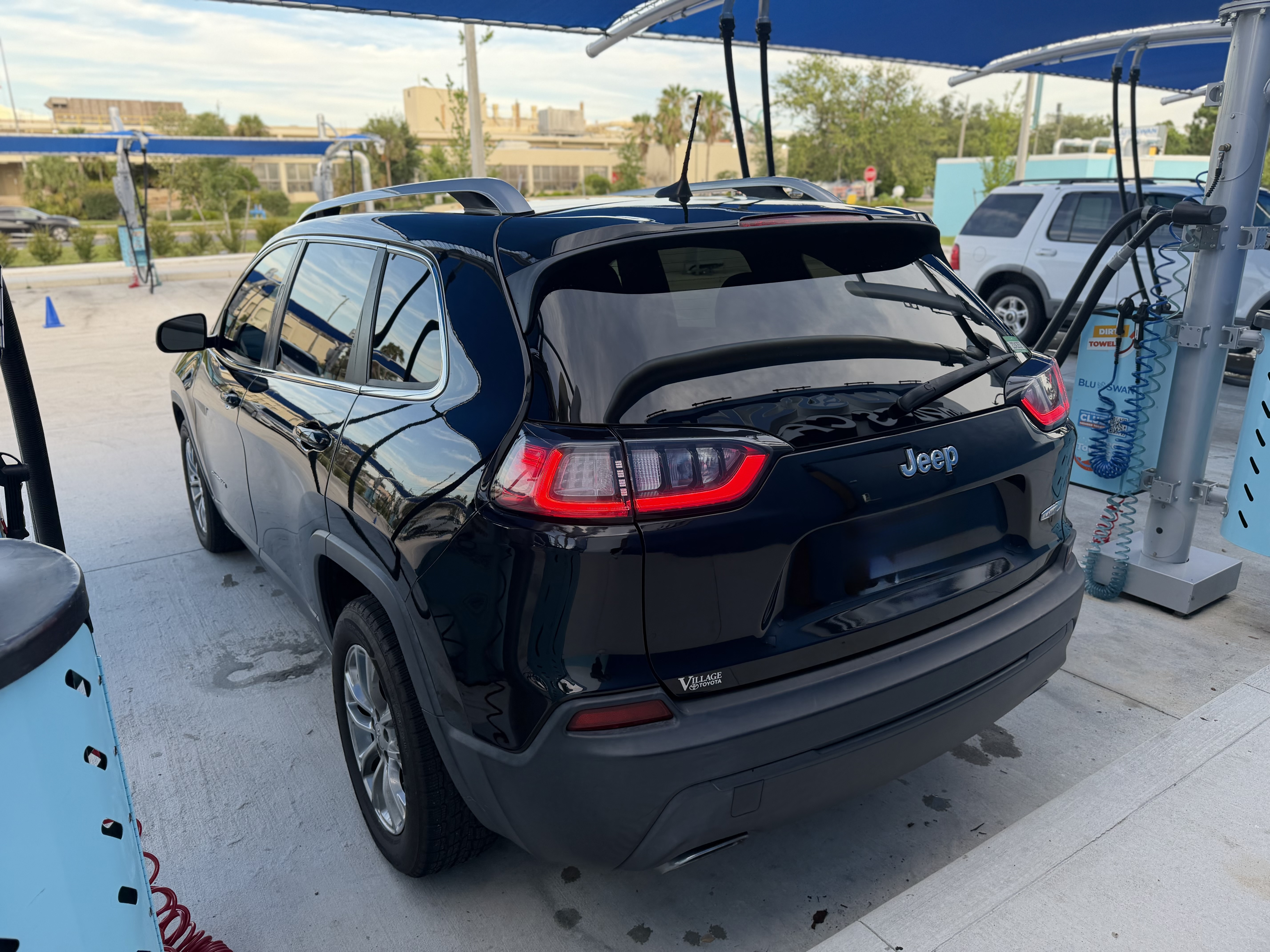Used 2019 Jeep Cherokee Latitude Plus w/ Comfort/Convenience Group FWD image 10