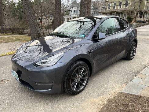 Used 2022 Tesla Model Y Long Range image 2