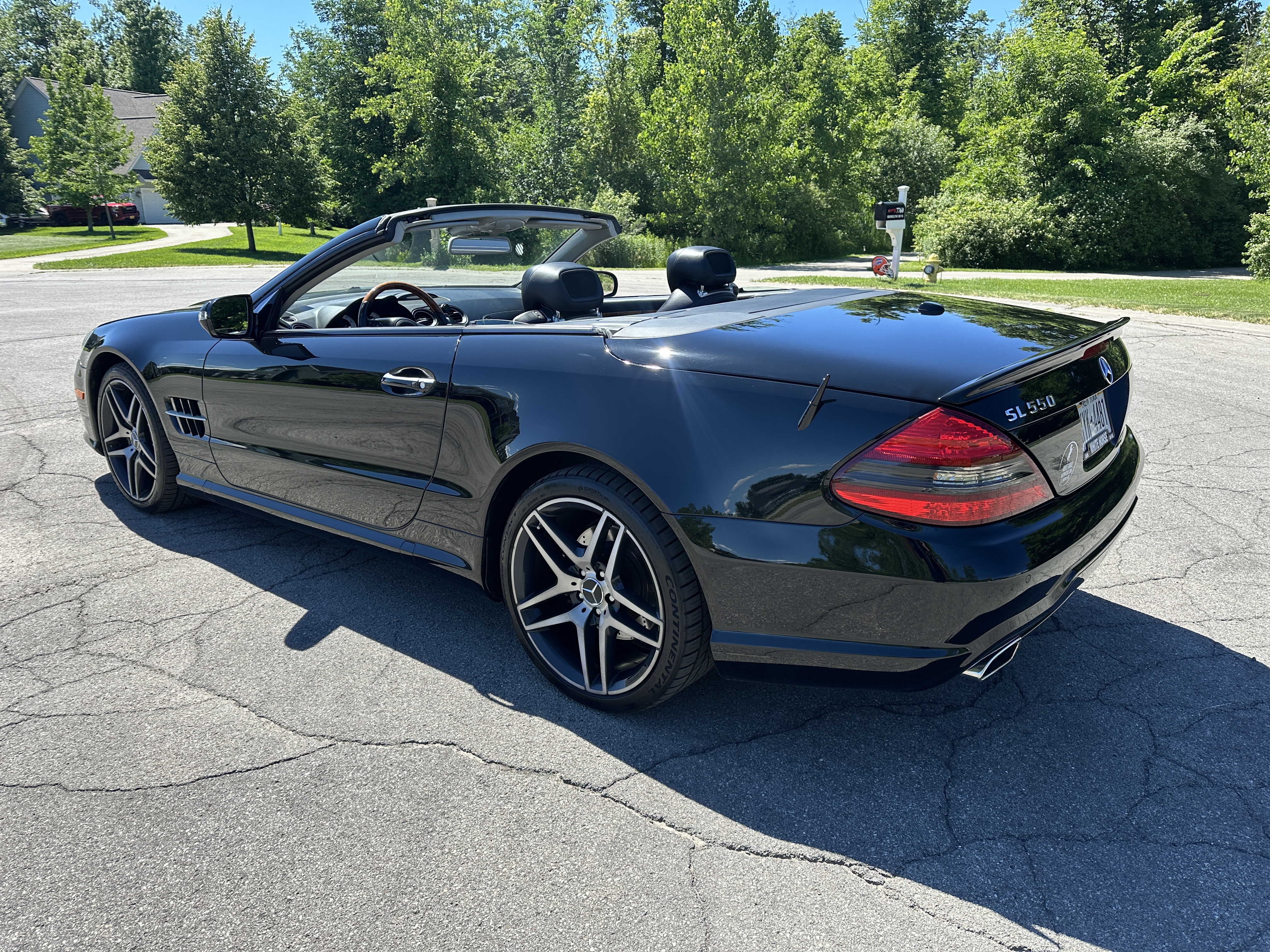 Used 2011 Mercedes-Benz SL 550 image 2