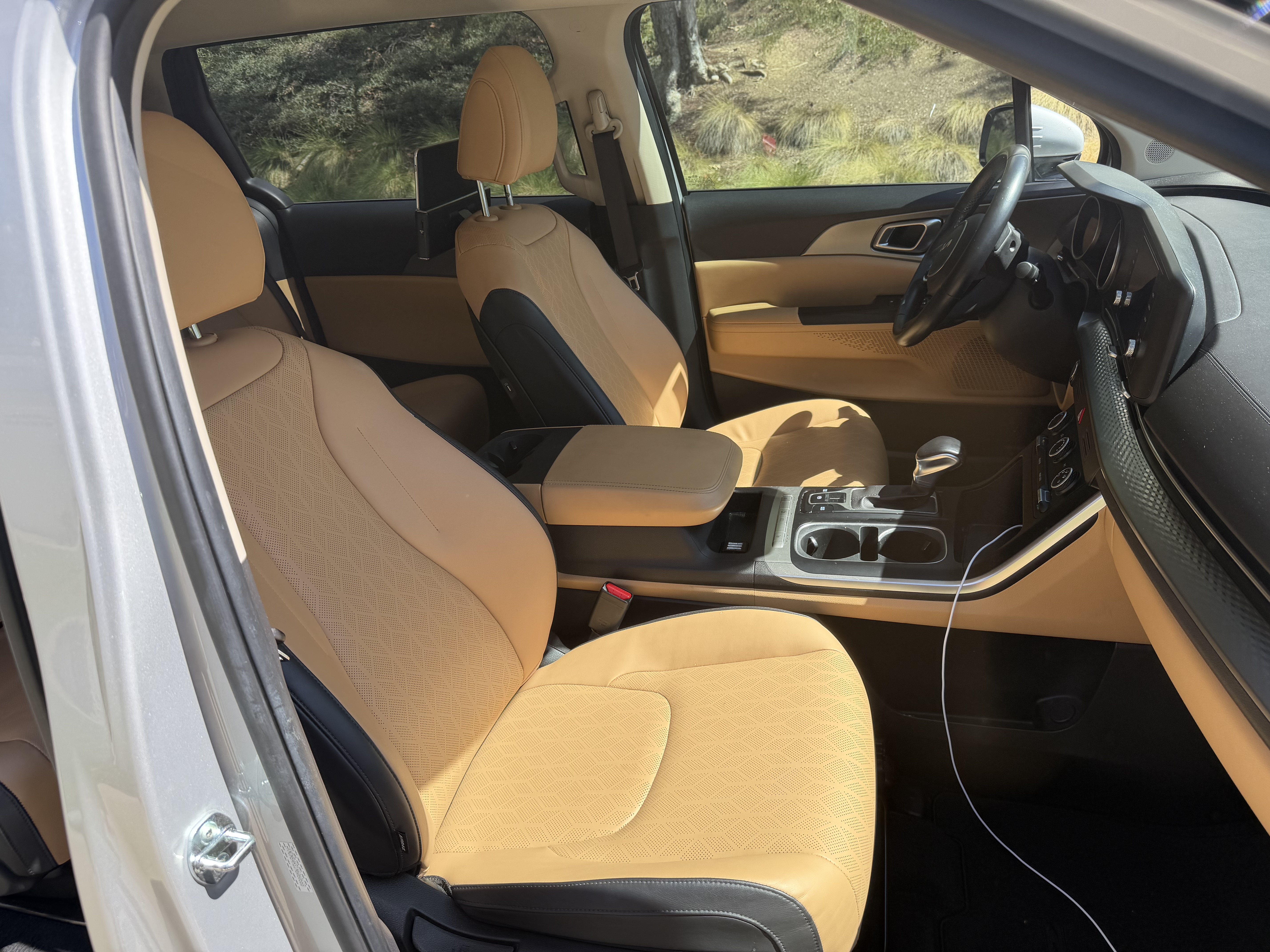 Used 2022 Kia Carnival LX FWD image 8