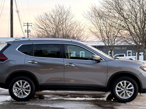 Used 2018 Nissan Rogue SV image 5