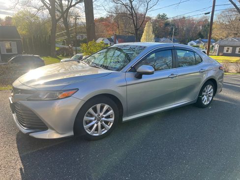 Used 2018 Toyota Camry LE image 5