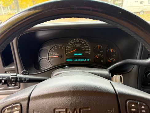 Used 2004 GMC Yukon XL SLT w/ Preferred Equipment Group image 2