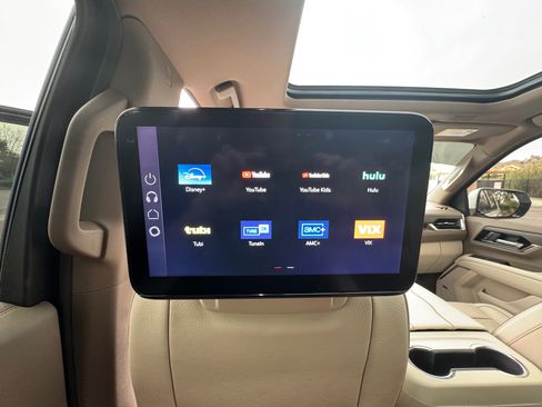 Used 2025 GMC Yukon XL Denali w/ Denali Reserve Package image 17